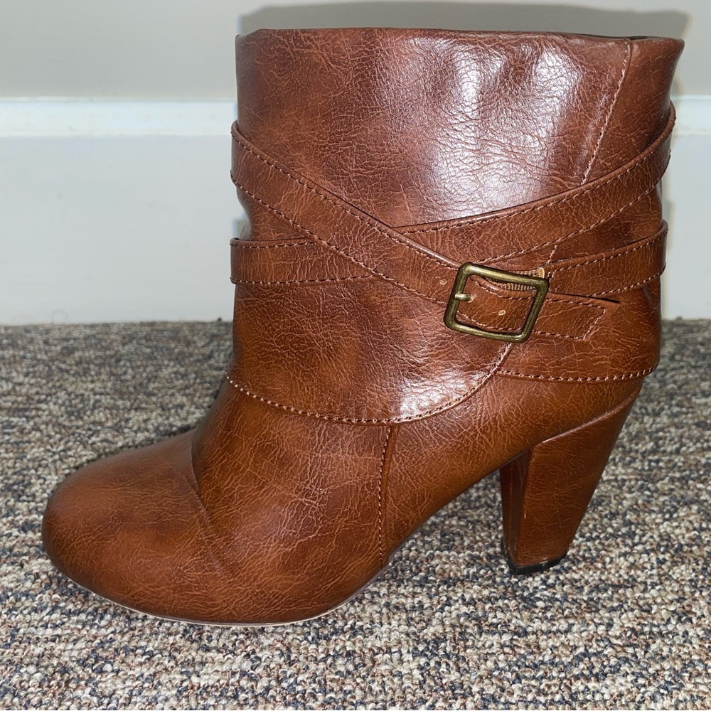 Madden Girl Size 7W Brown Ankle Boot